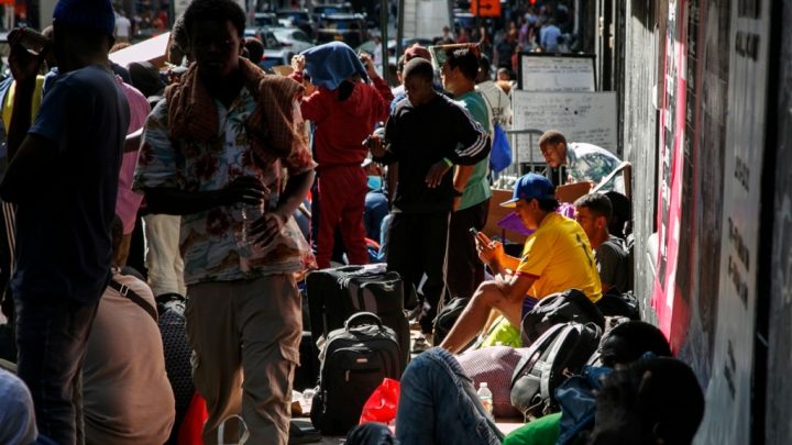 La ciudad de Nueva York evalúa ubicar a inmigrantes en containers y casas prefabricadas
