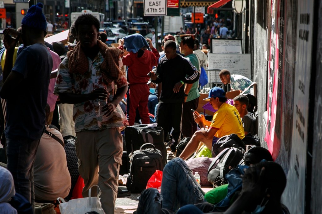 La ciudad de Nueva York evalúa ubicar a inmigrantes en containers y casas prefabricadas