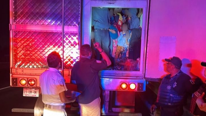 Hallan 231 inmigrantes dentro de un tráiler en México