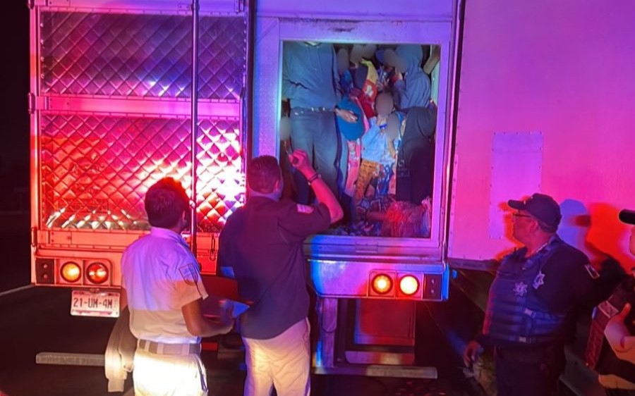 Hallan 231 inmigrantes dentro de un tráiler en México