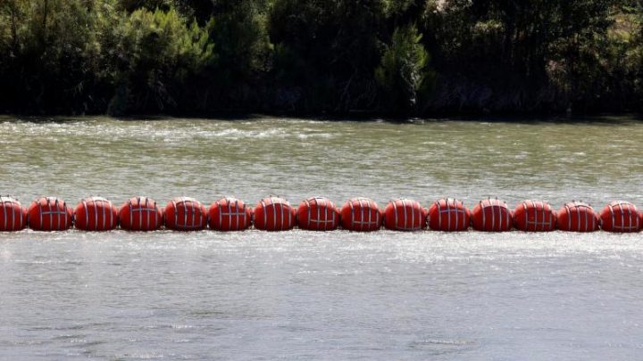 México halla cadáver en la nueva barrera antimigrantes del Río Grande