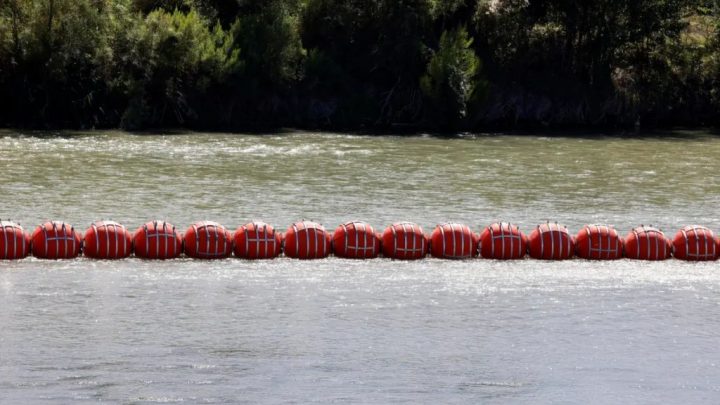 Texas arma las boyas flotantes en la frontera con motosierras