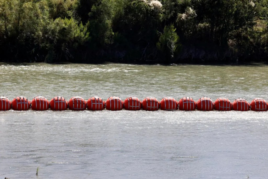 Texas arma las boyas flotantes en la frontera con motosierras