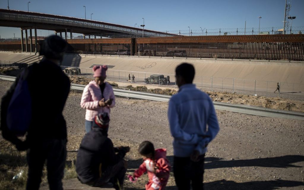 21 estados quieren bloquear el parole humanitario para hispanos de cuatro países