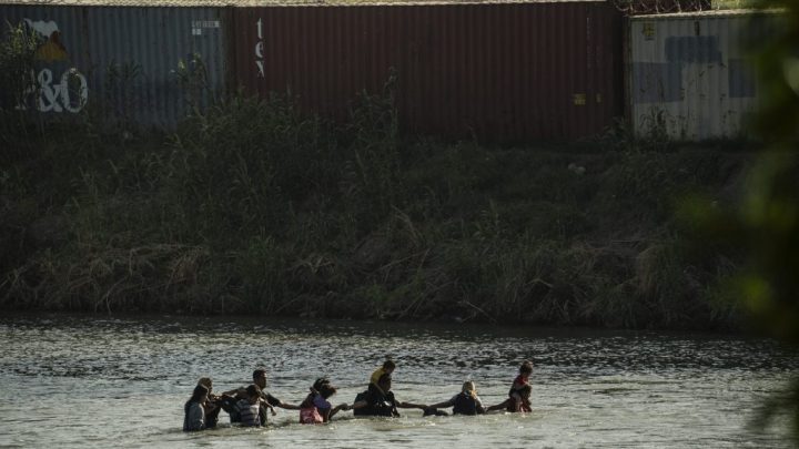 Qué significa el toque de queda para inmigrantes impuesto por Biden