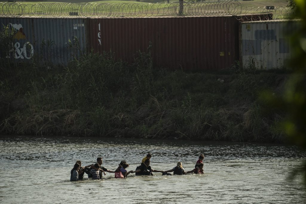 Qué significa el toque de queda para inmigrantes impuesto por Biden