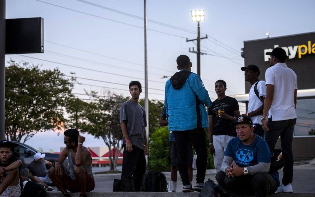 Así son liberados en Texas los inmigrantes detenidos en la frontera