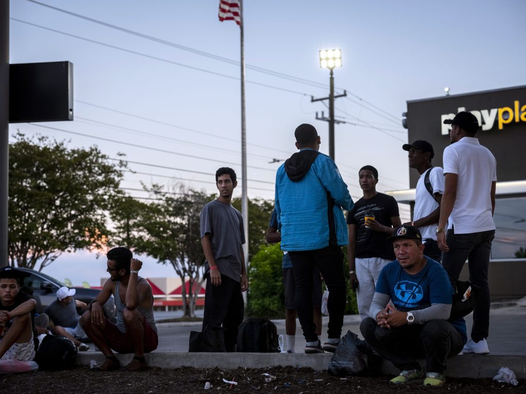 Así son liberados en Texas los inmigrantes detenidos en la frontera