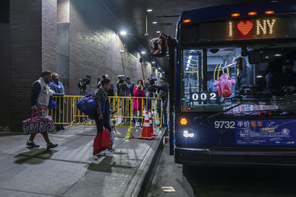 Niña de tres años murió dentro de un autobuses de inmigrantes de Greg Abbott