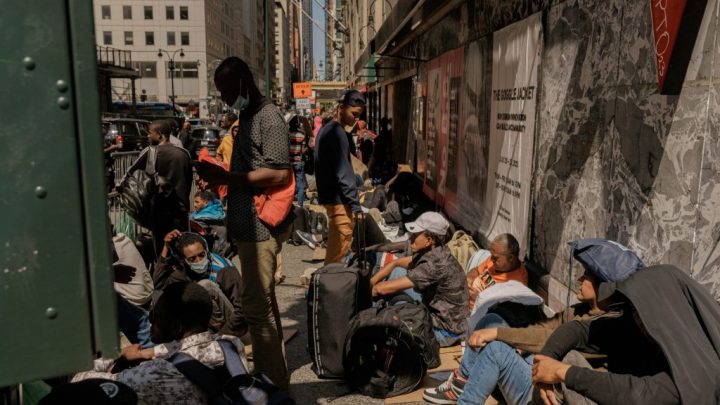 Nueva York pide ayuda a Biden para atender a más de 100.000 inmigrantes