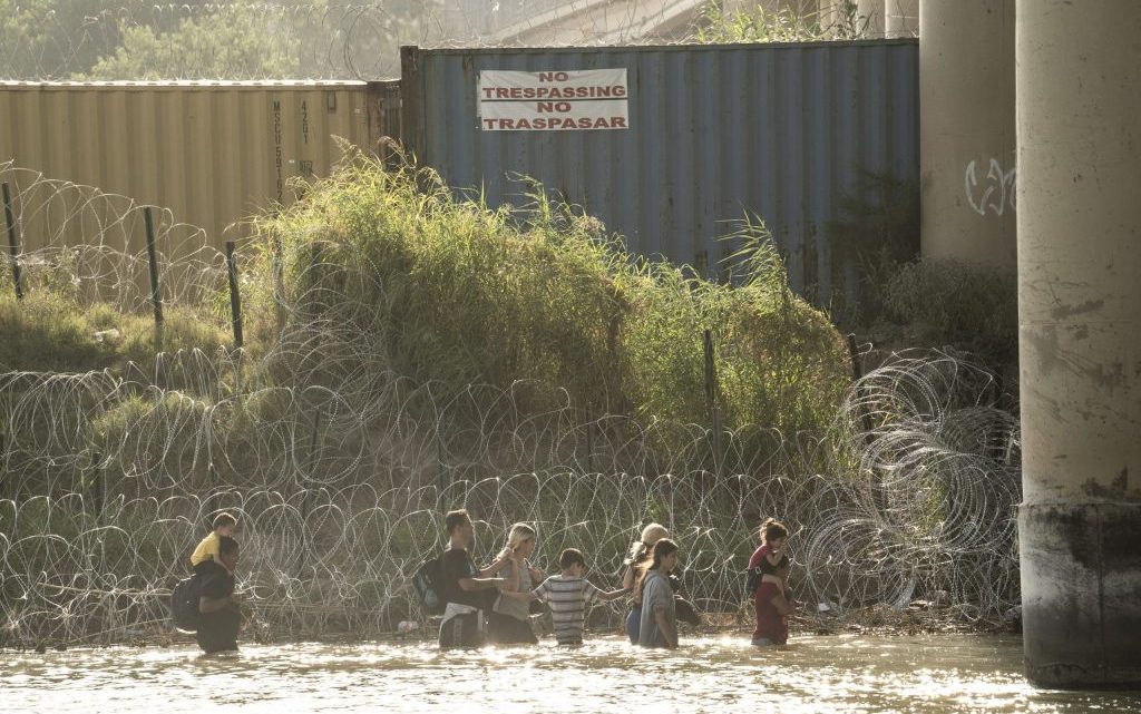 Texas separa a familias inmigrantes en la frontera con México