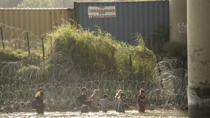 Texas separa a familias inmigrantes en la frontera con México