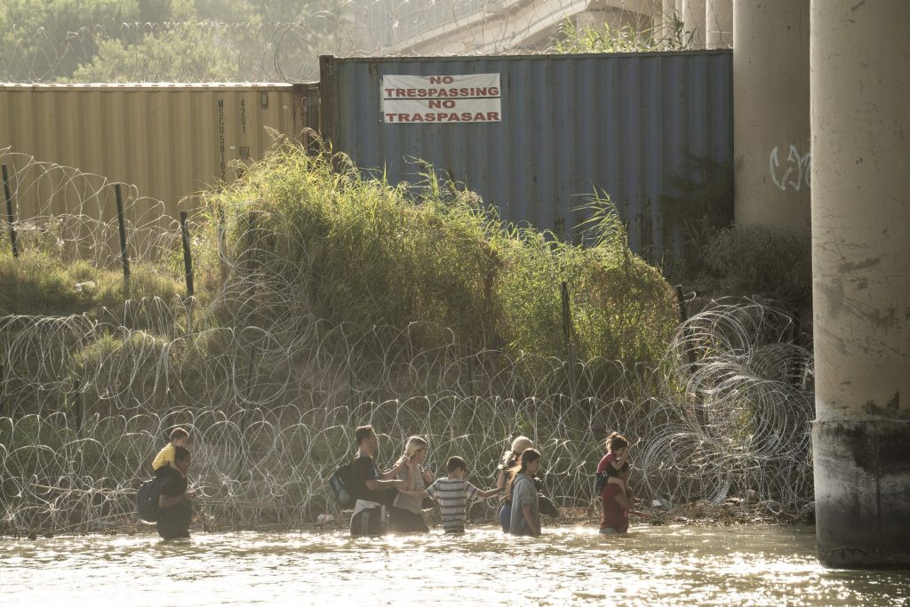 Texas separa a familias inmigrantes en la frontera con México