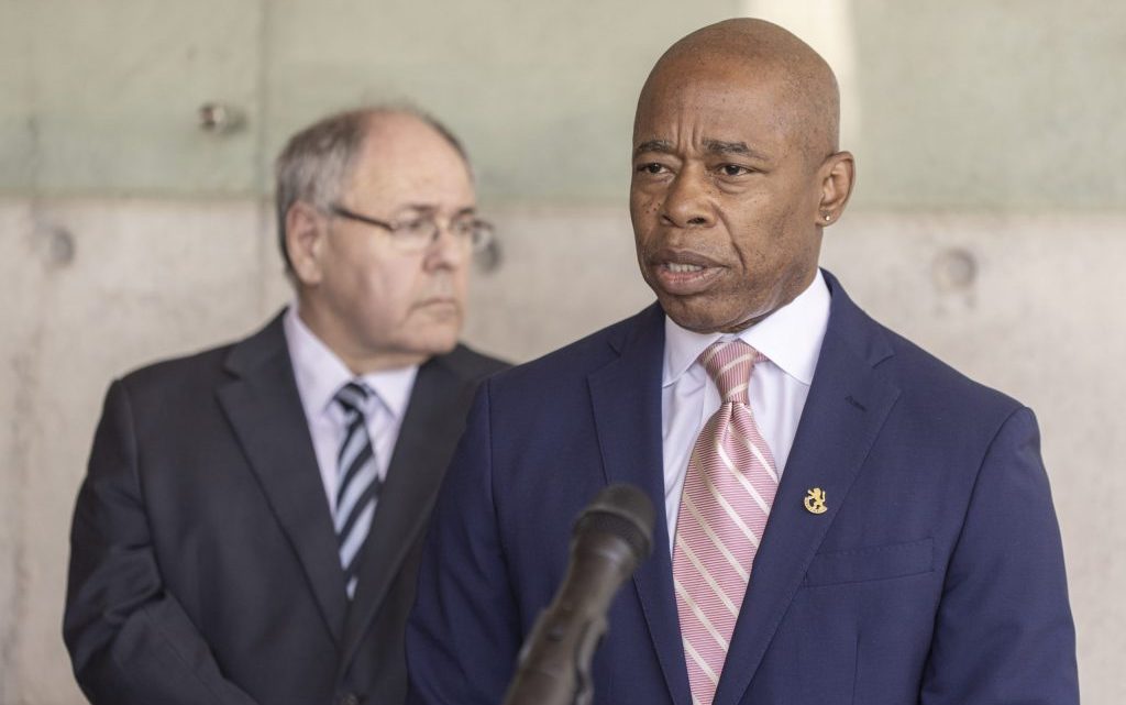 Alcalde de Nueva York y administración de Biden discuten políticas de inmigrantes