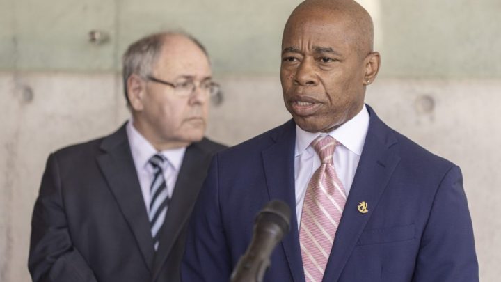 Alcalde de Nueva York y administración de Biden discuten políticas de inmigrantes