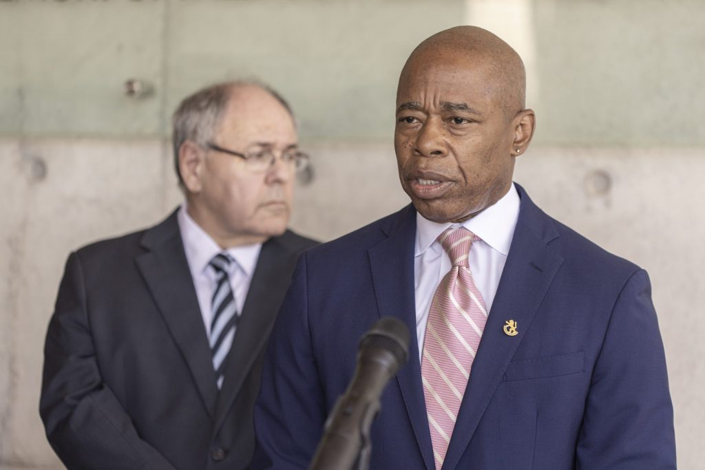 Alcalde de Nueva York y administración de Biden discuten políticas de inmigrantes