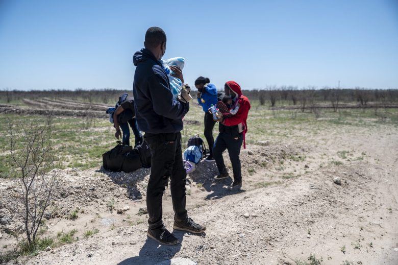 Más de mil inmigrantes ingresan diariamente a Arizona a pesar del calor extremo