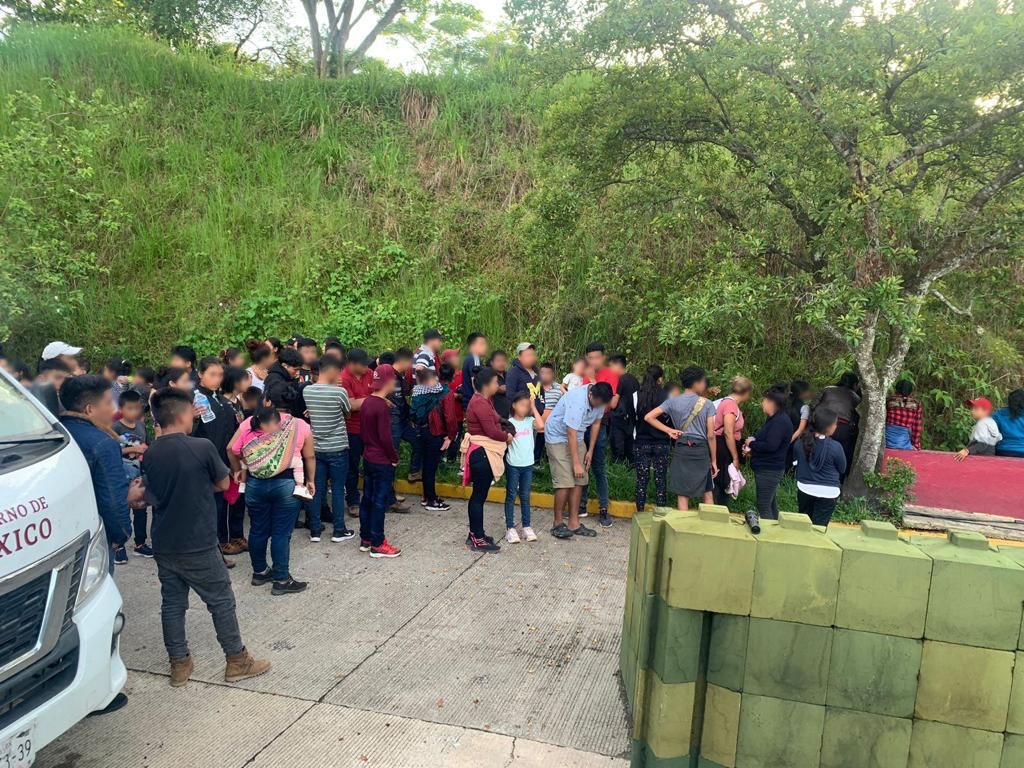 Encuentran a 126 inmigrantes hacinados en un autobús en México