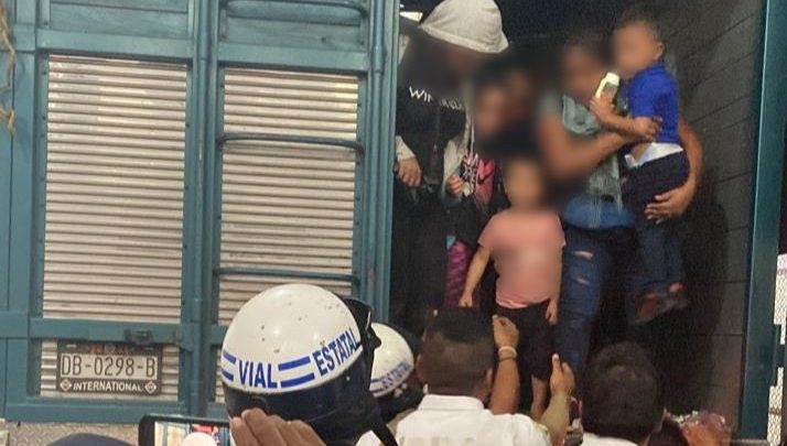 Hallan 265 inmigrantes hacinados en tráiler en México