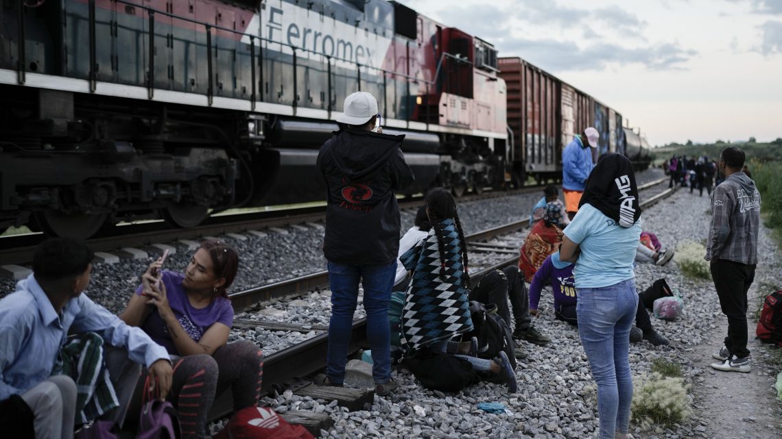 México usará retenes para disuadir a migrantes de subirse a trenes de carga con destino a EEUU