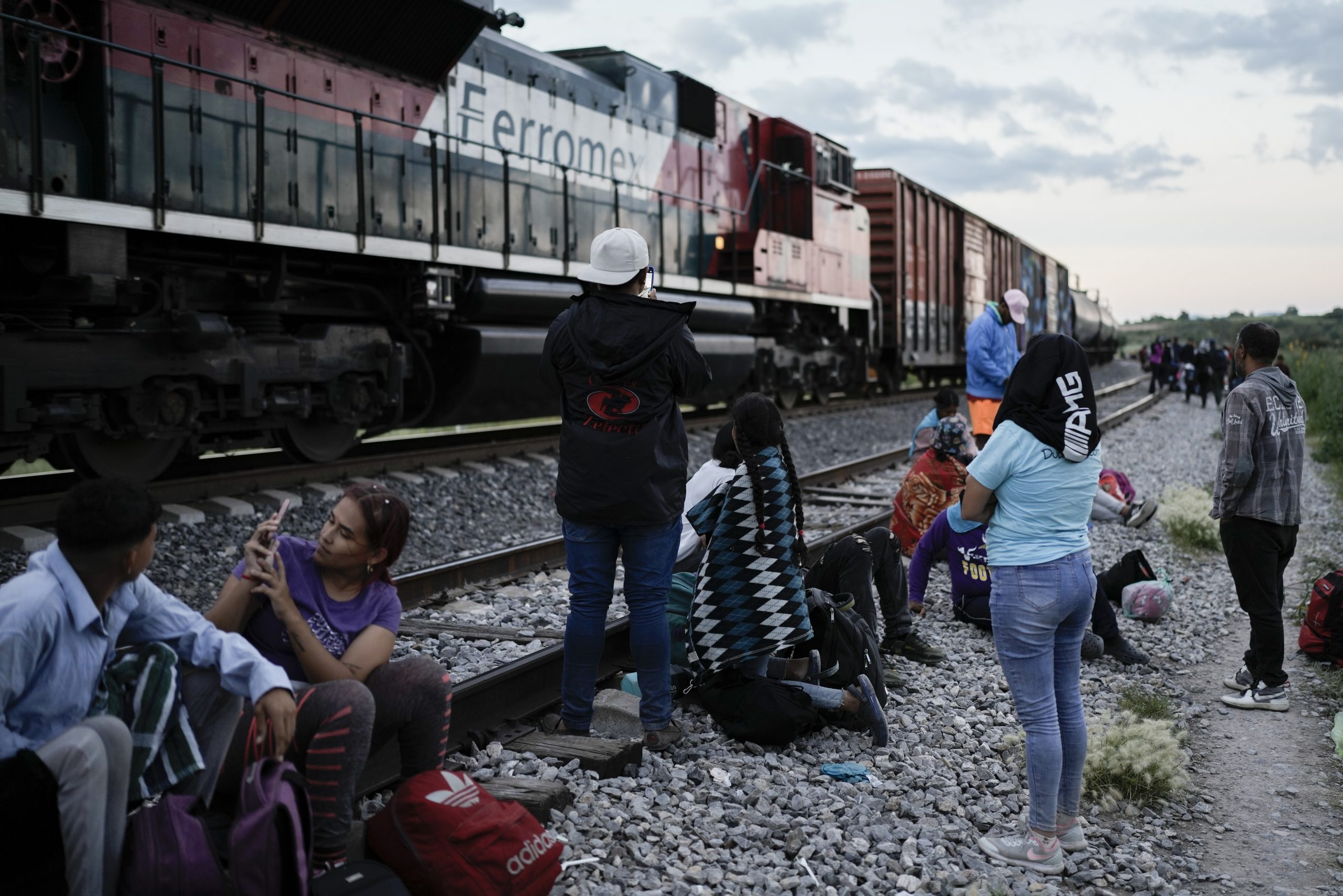 México usará retenes para disuadir a migrantes de subirse a trenes de carga con destino a EEUU
