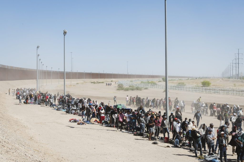 El Paso se queda sin recursos para atender a inmigrantes 