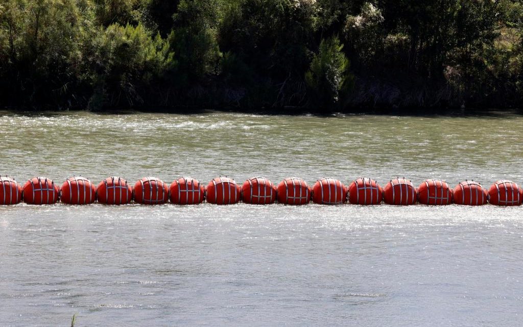 Corte de Apelaciones permite a Texas mantener las boyas flotantes de manera temporal