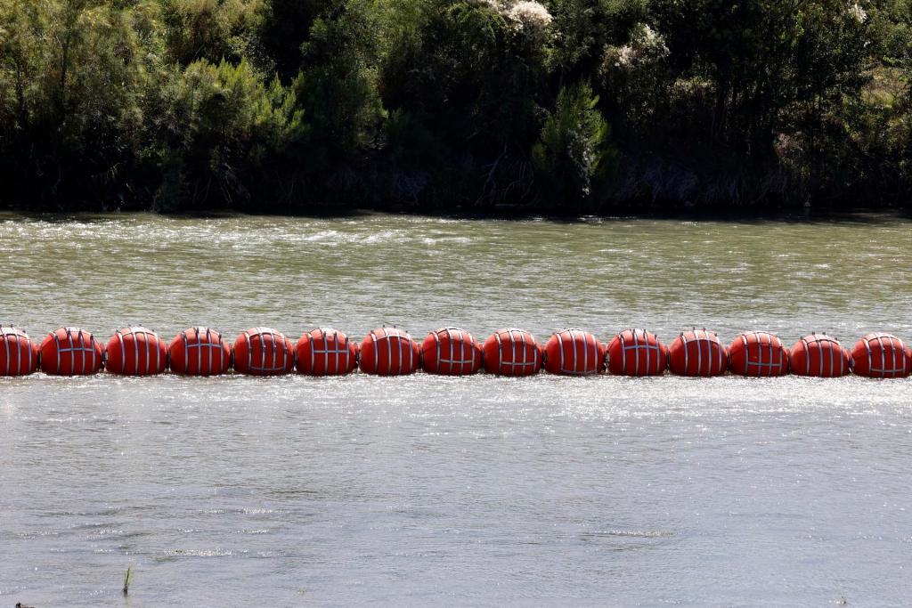 Corte de Apelaciones permite a Texas mantener las boyas flotantes de manera temporal