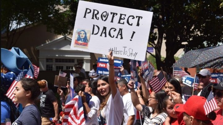 Juez federal declara ilegal versión modificada de DACA