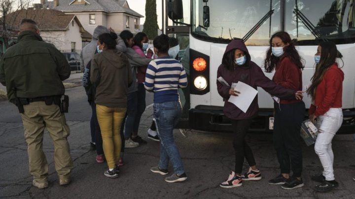 Más de 34.000 inmigrantes han sido transportados en autobús desde Texas