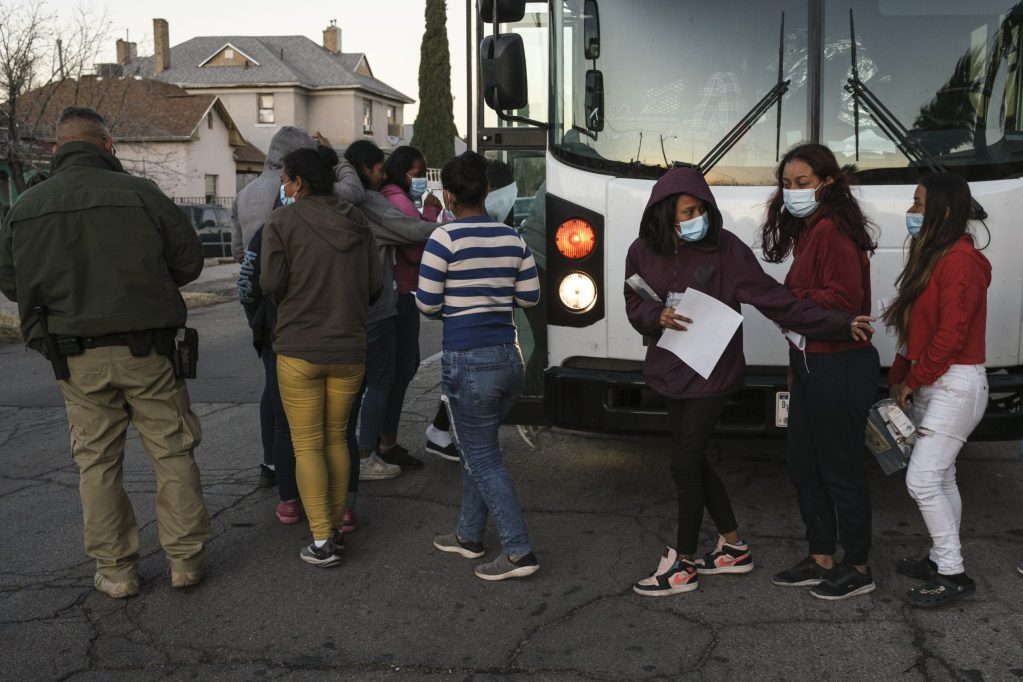 Más de 34.000 inmigrantes han sido transportados en autobús desde Texas