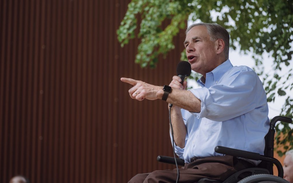Greg Abbott despliega autobuses adicionales en la frontera para controlar llegada de inmigrantes