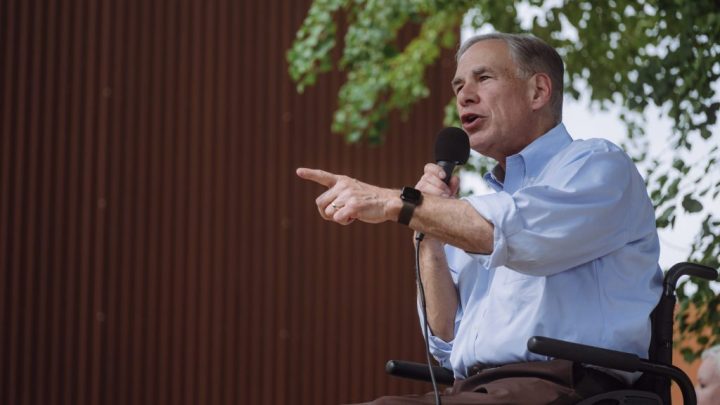 Greg Abbott despliega autobuses adicionales en la frontera para controlar llegada de inmigrantes