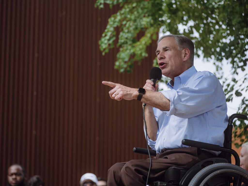 Greg Abbott despliega autobuses adicionales en la frontera para controlar llegada de inmigrantes
