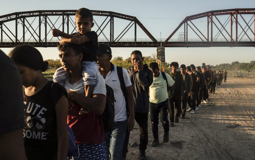 México deportará a inmigrantes de sus ciudades fronterizas para “aliviar” el flujo migratorio