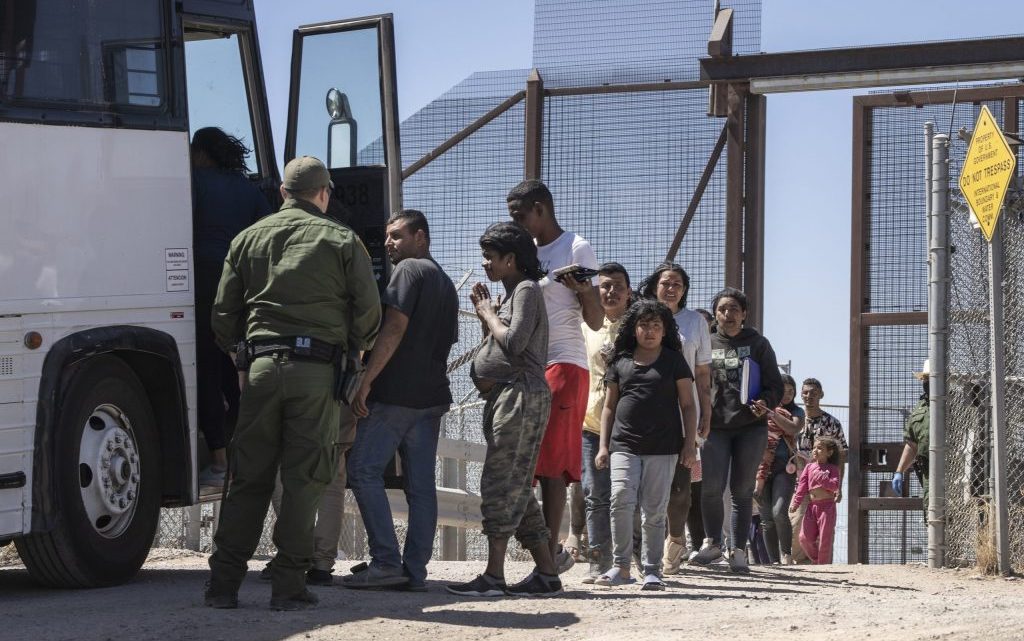 Refugios de inmigrantes están al borde del colapso en El Paso, Texas