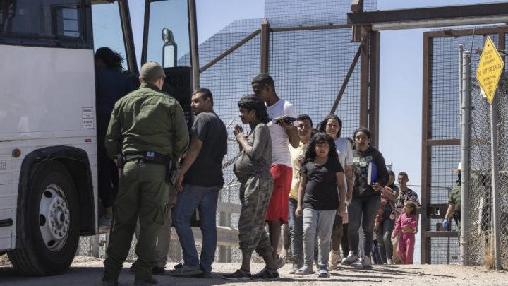 Refugios de inmigrantes están al borde del colapso en El Paso, Texas