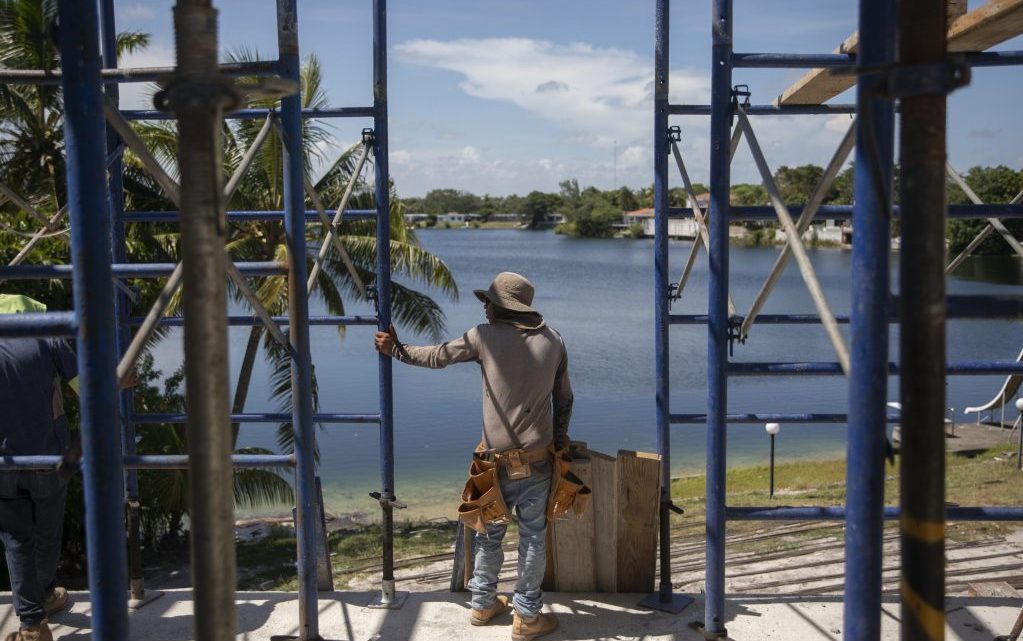 USCIS extiende a cinco años algunos permisos de trabajo para inmigrantes