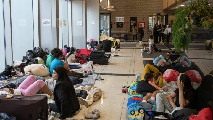 Chicago envía a más de 1.000 inmigrantes a un refugio con comida y programas recreativos