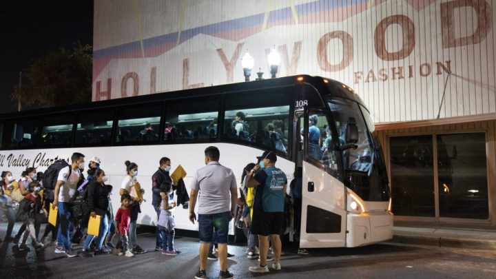 Texas envía autobús con 43 inmigrantes a Los Ángeles