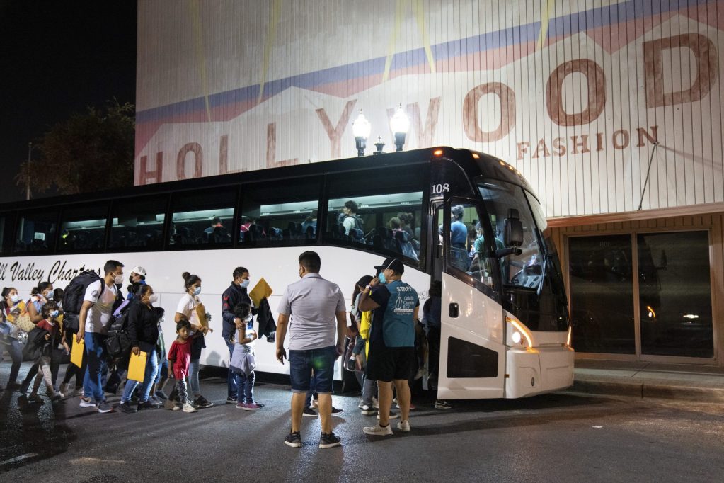 Texas envía autobús con 43 inmigrantes a Los Ángeles