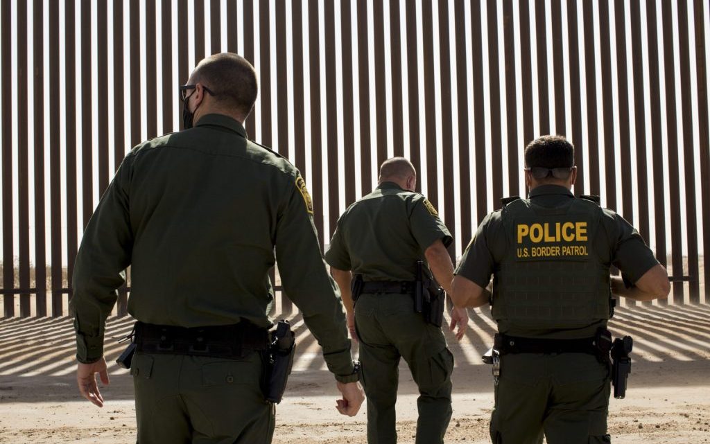 USCIS usa perfiles falsos de redes sociales para investigar a los inmigrantes