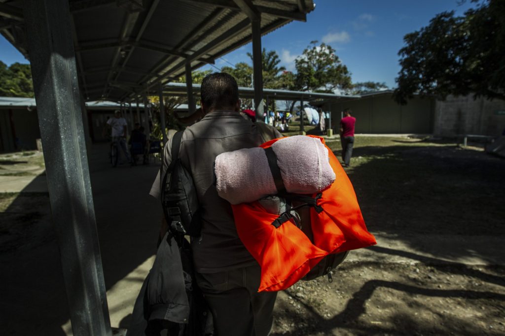 Inmigrantes cubanos liberados en EEUU con I-220A no calificarían para la residencia