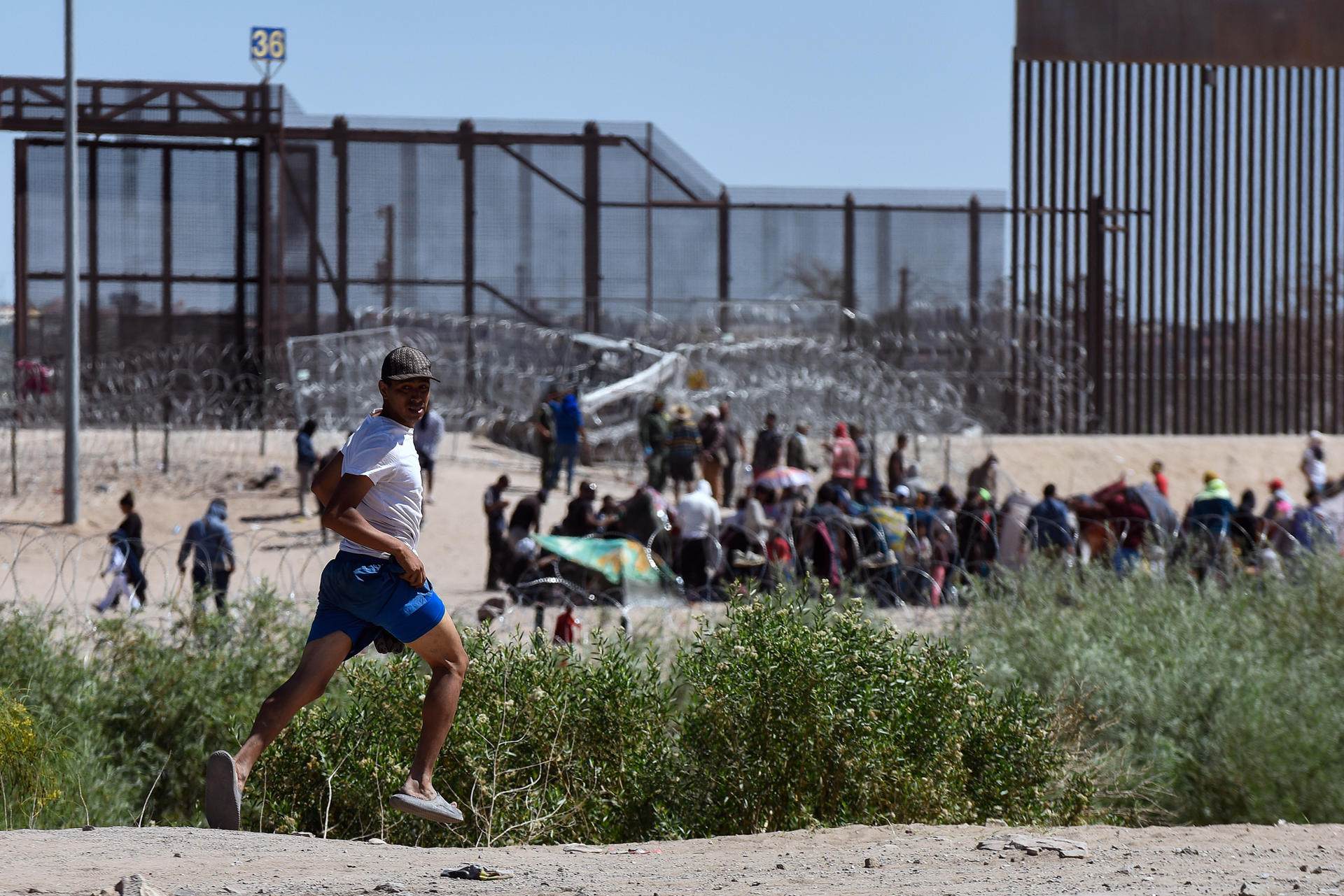 Policías “espantan” a migrantes en el Río Bravo para evitar que crucen ilegalmente a EEUU