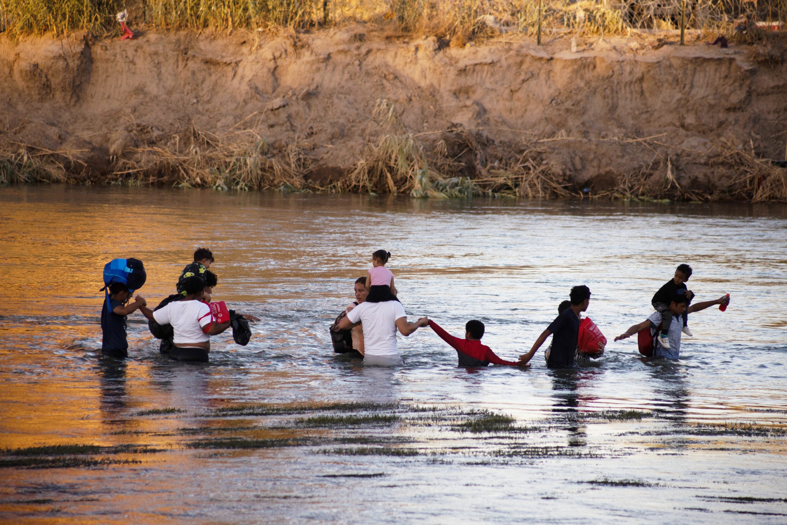 Aceleran deportación de familias: casi 300,000 personas en cinco meses