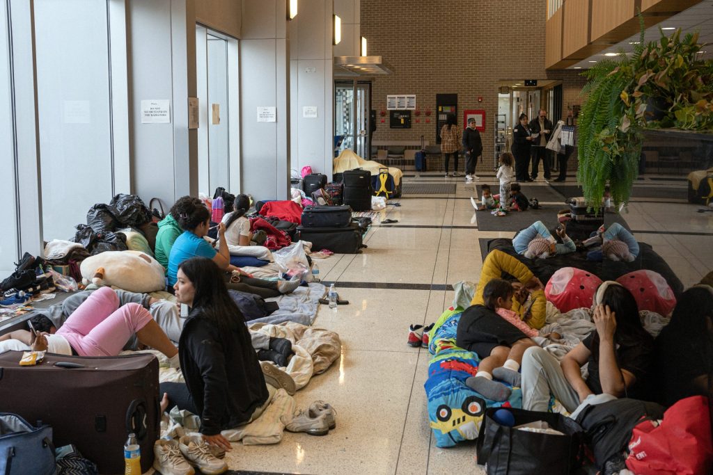 Miles de inmigrantes duermen en aeropuertos y estaciones policiales en Chicago