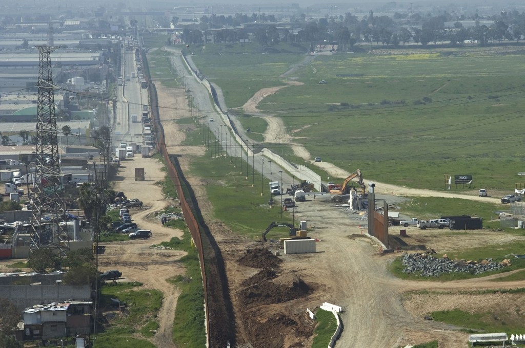 Joe Biden aprobó reforzar el muro fronterizo con México ante ola migratoria