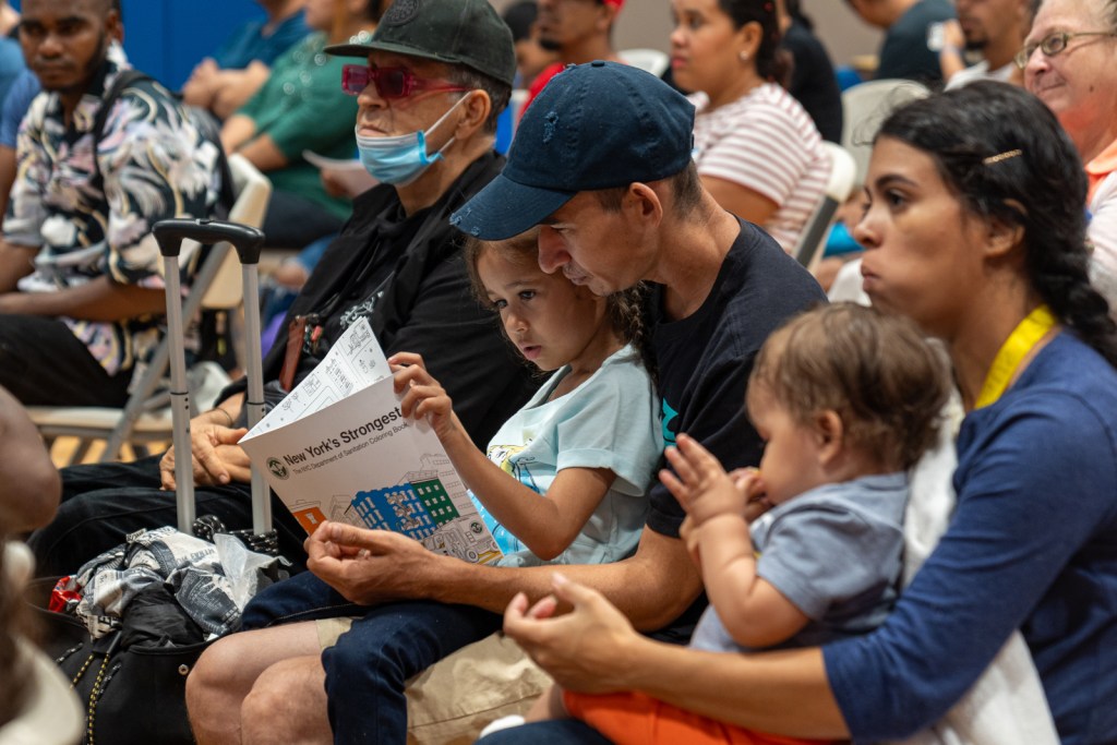 Nueva York limitará a 60 días la estadía de inmigrantes con niños en albergues