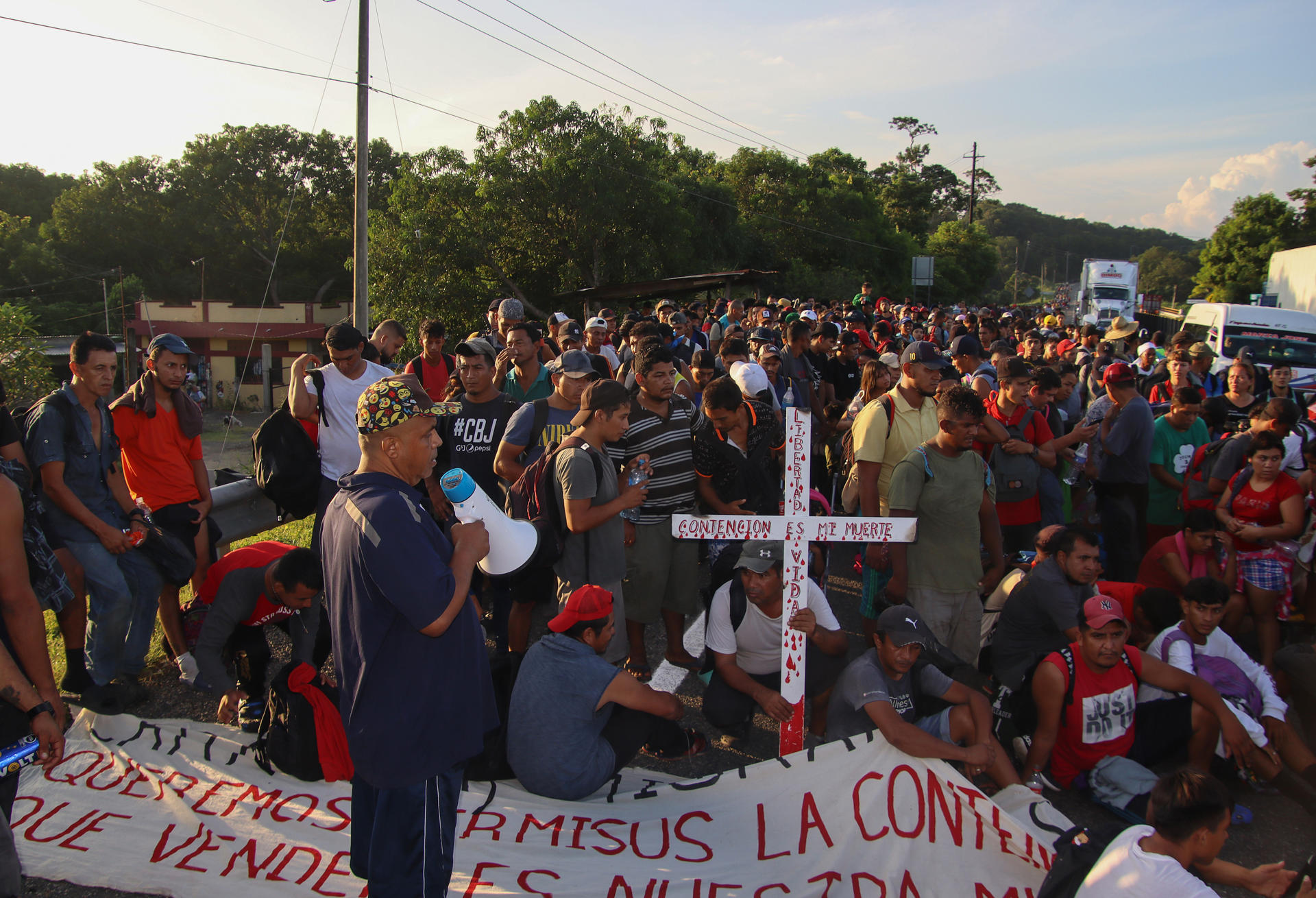 Más de 8,000 migrantes avanzan lentamente en una nueva caravana por el sur de México
