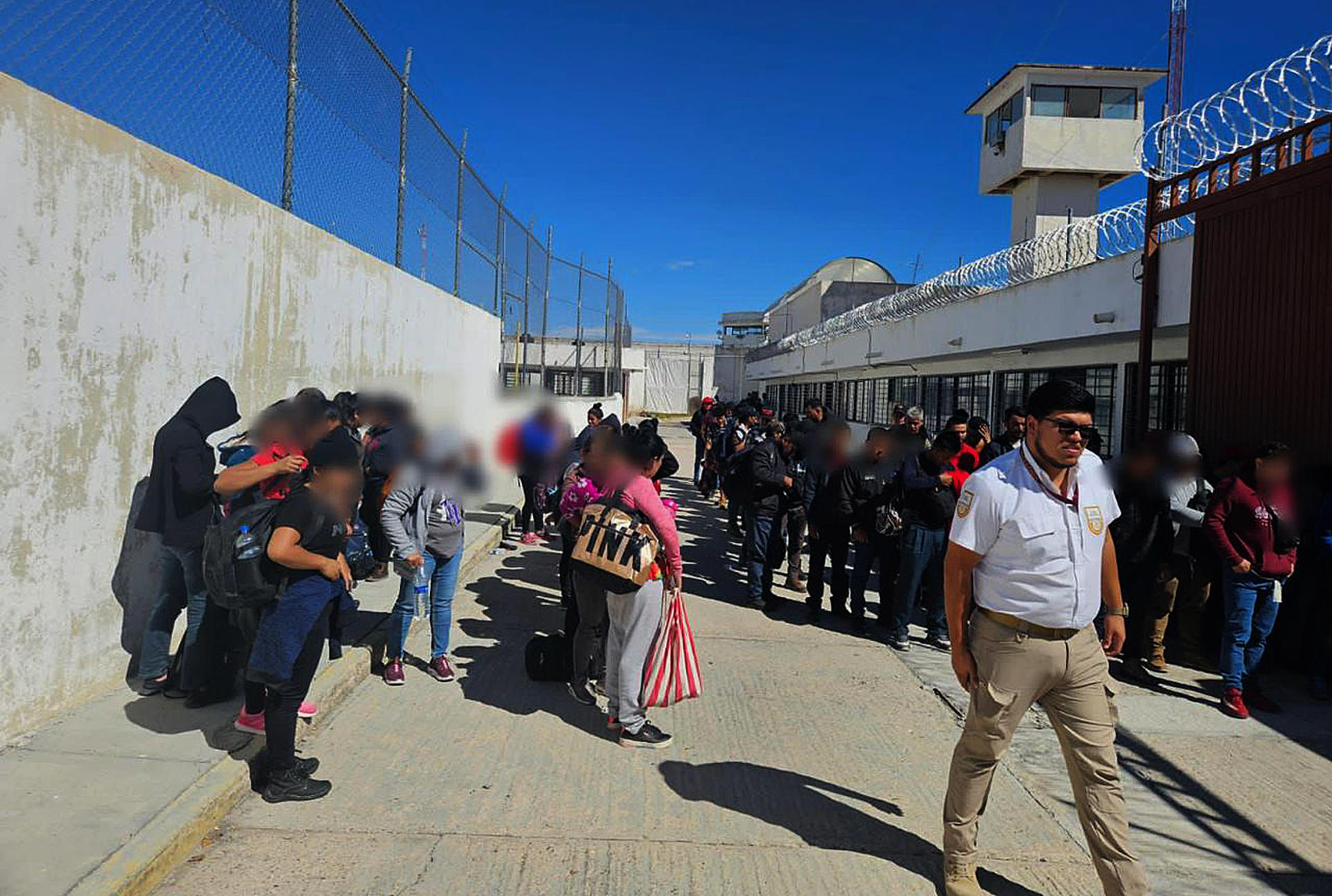 Gritos de auxilio llevan al hallazgo de 123 migrantes en un tráiler abandonado en México